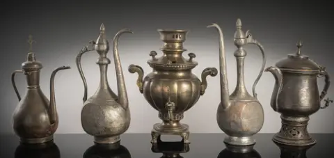 Quatre cruches et un samovar en métal/cuivre, partiellement étamés
