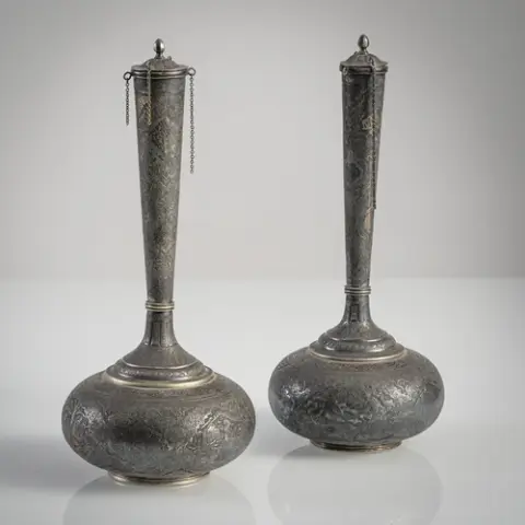 Paire de vases en argent à couvercle