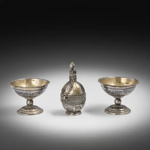 Parfümfläschchen und Paar gefußte Schalen aus Silber, teils mit Niello-Dekor