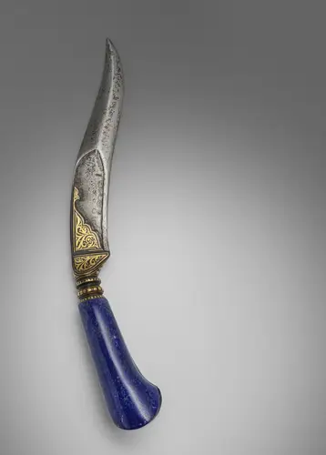 Poignard court en acier avec incrustation d'or et manche en lapis-lazuli