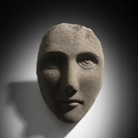 Relief facial masqué en pierre