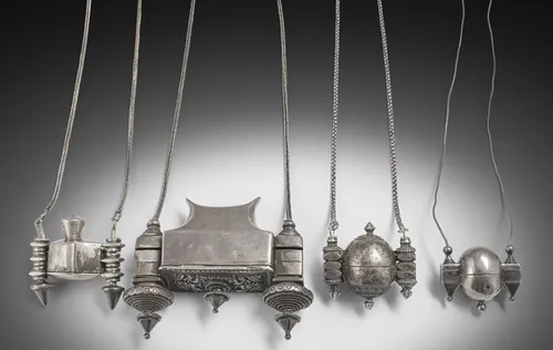 Gruppe von vier Shiva-Lingam-Behältern mit Ketten, grossteils in Silber gearbeitet