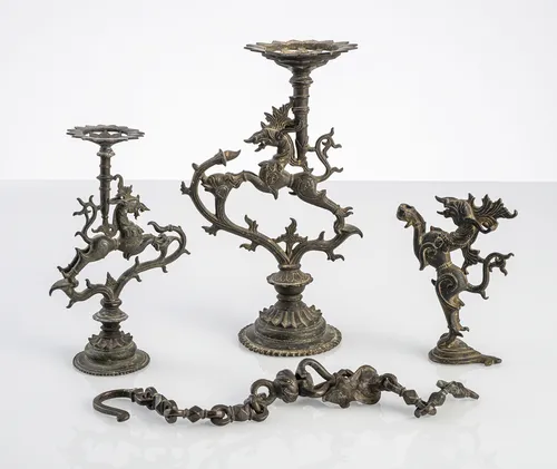 Drie standaards van olielampen van brons en ketting