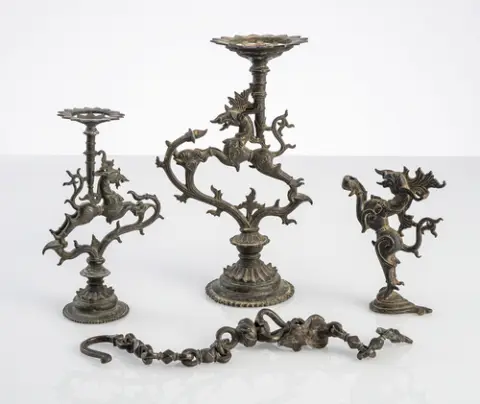 Trois supports de lampes à huile en bronze et chaîne