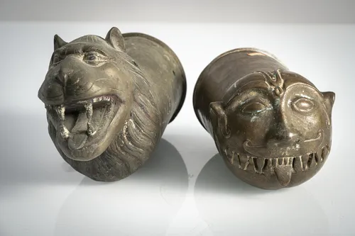 Deux répliques en bronze ou extrémités de palanquin