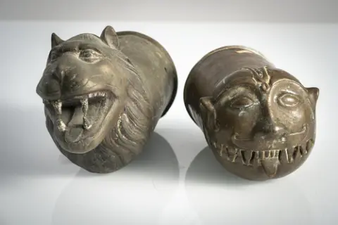 Deux répliques en bronze ou extrémités de palanquin