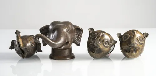 Quatre extrémités de palanquin en forme de tête d'éléphant (en partie stylisée),