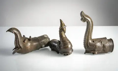 Trois grandes extrémités de palanquin en forme d'éléphants stylisés,