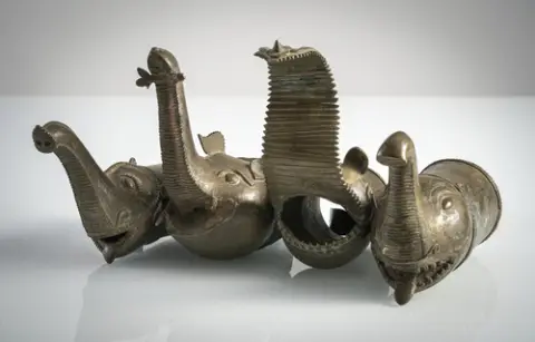 Quatre extrémités de palanquin en forme de têtes d'éléphants stylisées,