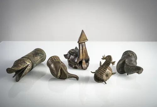 Vijf bronzen draagstoel uiteinden