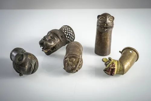 Cinq embouts de litière en forme de créatures mythologiques