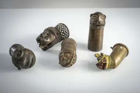 Cinq embouts de litière en forme de créatures mythologiques