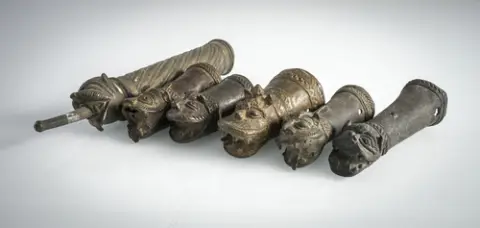 Six petits embouts de litière en bronze