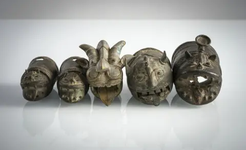 Cinq extrémités de palanquin en forme de créatures mythologiques, dont une paire