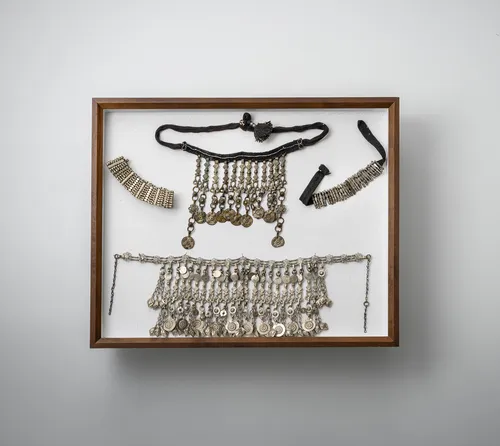 Groep sieraden, waaronder hangers, oorbellen, enz., deels van zilver, gemonteerd in twee vitrines