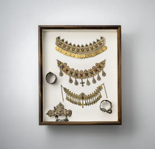 Lot de bijoux, dont chaînes, bracelets et boucles d'oreilles, en partie en argent, montés dans deux vitrines