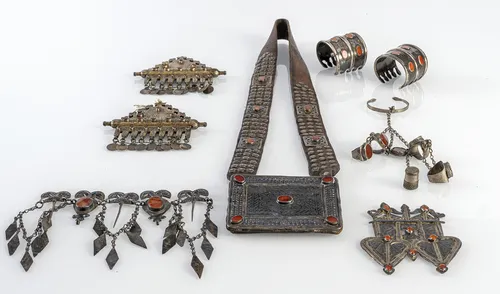 Lot de bijoux turkmènes