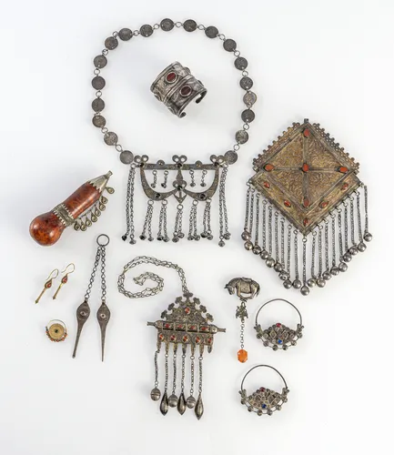 Lot Turkmeense sieraden