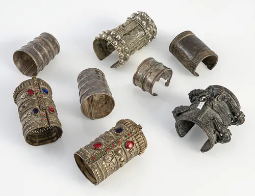Gruppe von 8 Armreifen, teils in Silber/ Metall mit Stein- oder Glasbesatz gearbeitet
