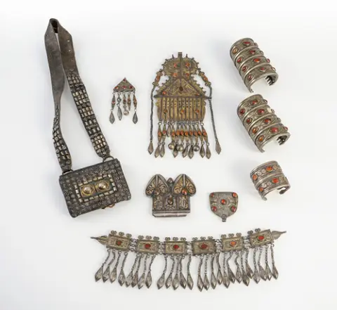Groep Turkmeense sieraden, o.a. armbanden en hangers, deels in zilver met carneoolinleg