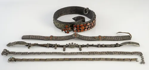 Gruppe von fünf Gürteln, teils in Silber/ Leder gearbeitet, teils mit Steinbesatz