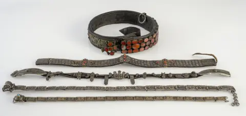 Groupe de cinq ceintures, en partie en argent/cuir, en partie avec incrustations de pierres