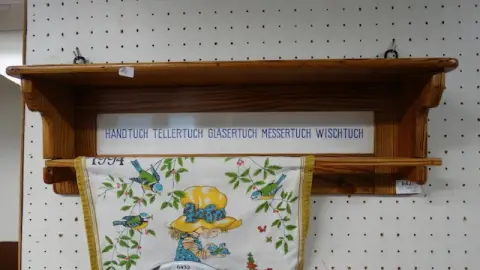 1 kitchen towel holder