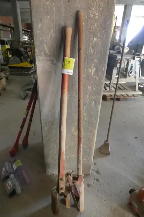 2 pelles à trous
