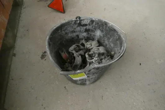 Stavební kbelík se spojkami lešení