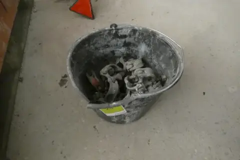 Stavební kbelík se spojkami lešení