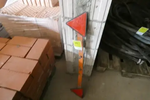 Reflector bar with triangular reflectors