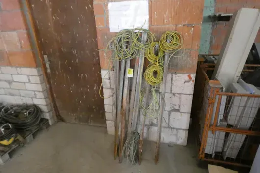 9x earth rods with earthing cables