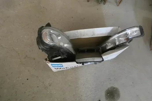 Reflektory samochodowe i lusterko zewnętrzne Mercedes-Benz
