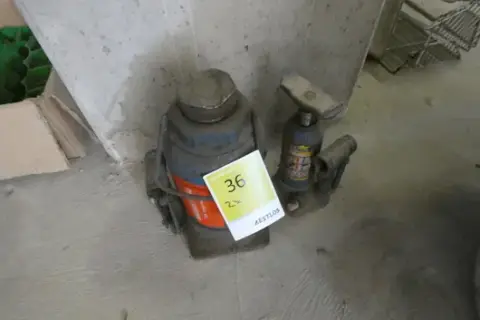 2 hydraulic jacks