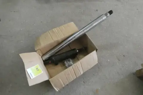 Hydraulic cylinder, piston rod and bolt