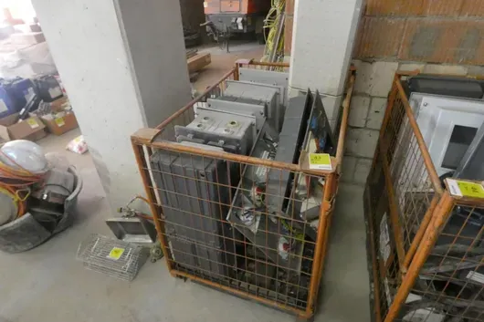 Gitterbox mit Baustromverteilern und Gehäuseteilen