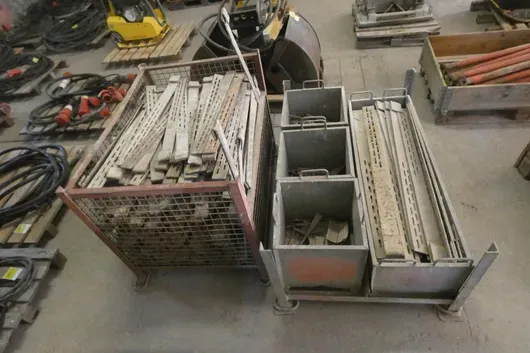 Caisse grillagée et cadre en acier avec 3 caissons en acier, coffrage de colonne et accessoires