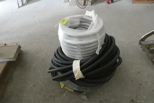Sada elektrických vlnitých trubek, šedé a černé