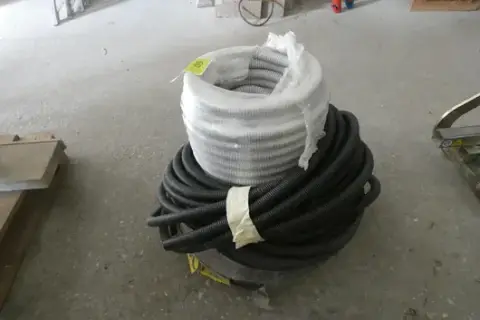 Sada elektrických vlnitých trubek, šedé a černé