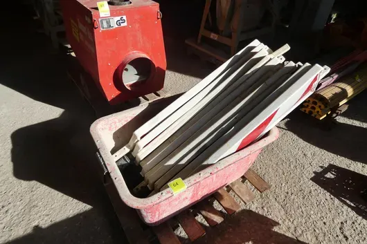 Mörtelwanne mit Absperrbaken rot/weiß