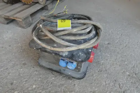 Staveništní rozvaděč s připojovacím kabelem