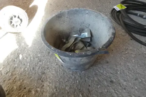 Maltařská vana se svorkami na stavební plot