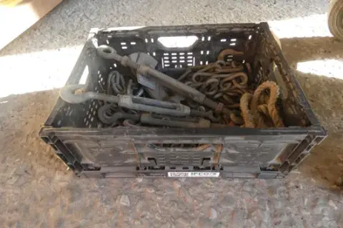 Plastová bedna s napínáky, řetězy a lanem