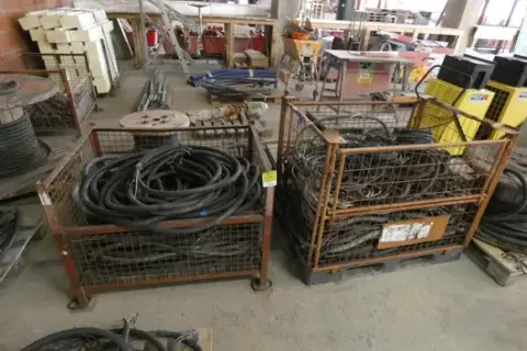 2x Gitterbox mit Starkstromkabeln