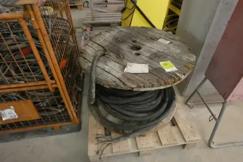 Holz-Kabeltrommel mit Starkstromkabel