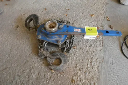 Pákový kladkostroj s řetězem