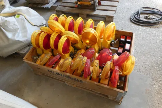 Konvolut Baustellen-Warnleuchten, gelb und rot