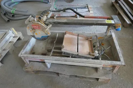 Steintrennsäge mit Wasserpumpe