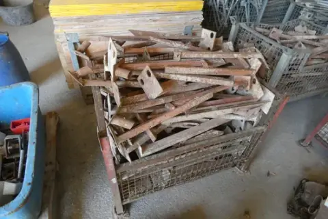 Gitterbox mit Inhalt (Abstellwinkel für Bodenplatten/Fundament)