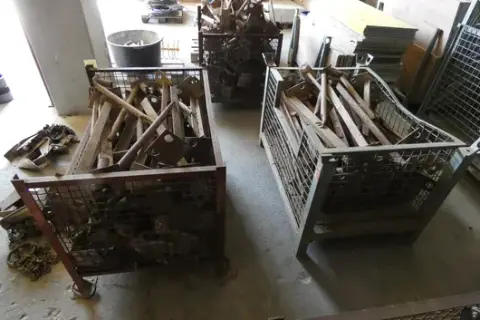 2x Gitterbox mit Inhalt (Abstellwinkel für Bodenplatten7Fundament)